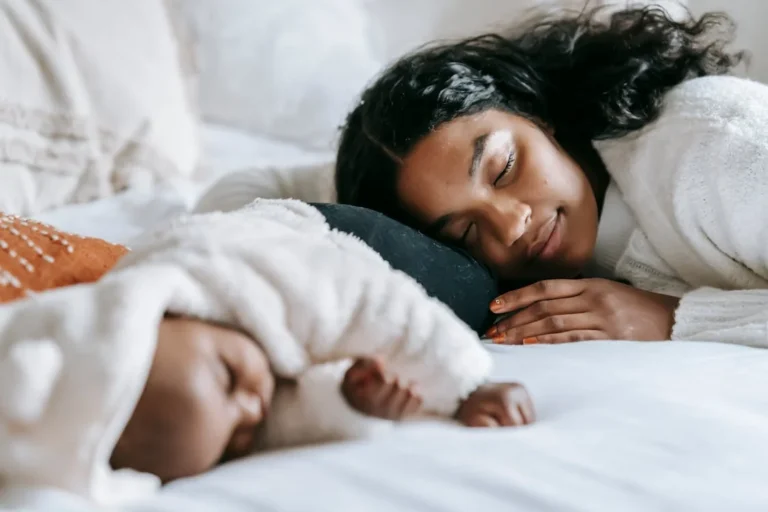 Mother and baby co sleeping