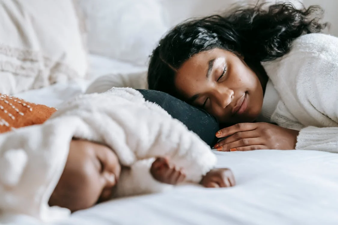 Mother and baby co sleeping